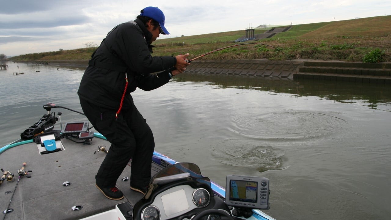 ディープX100に食ってきたキーパーが船べりで最後の抵抗を見せた。結果的にこのときの判断が勝負を決めることになった