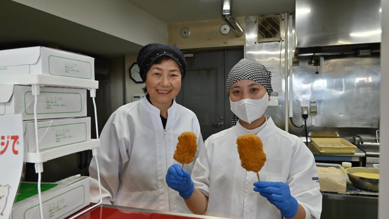 田谷ミートセンターさんのお惣菜販売。千葉県東庄町で丹精込めて育てられた豚を使用。写真の串揚げは、玉ねぎにバラ肉を巻いてから揚げているので柔らかくなるのだそう