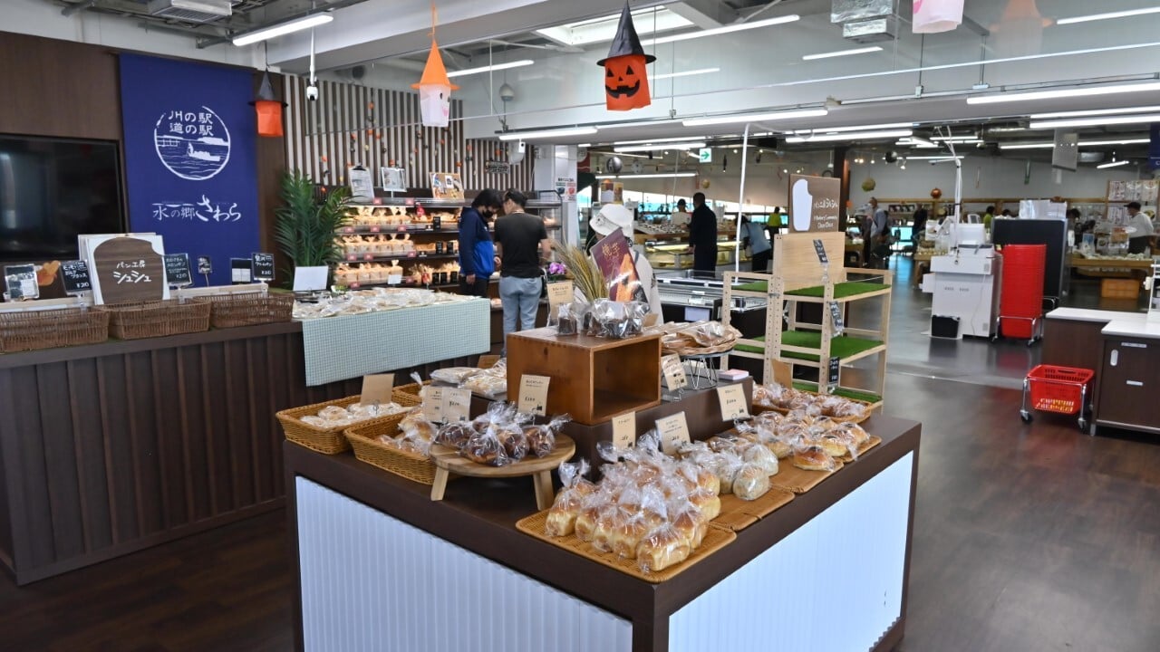 地元で焼いたパン売り場。脇屋さんのイチ押しはカヌレ