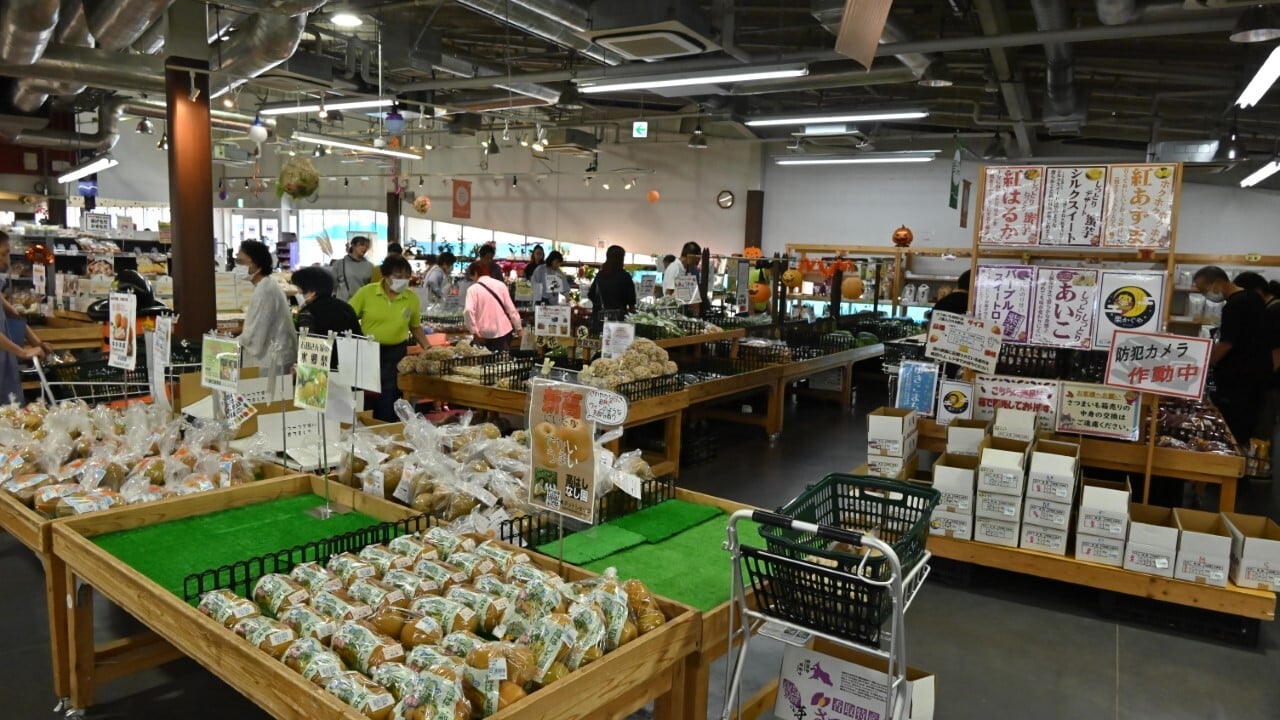 青果売り場。香取市の生産者が心をこめて作った朝採れ野菜や果物が並ぶ。平日にもかかわらず多くのお客さんで賑わっていた。生花や観葉植物も取り揃えている
