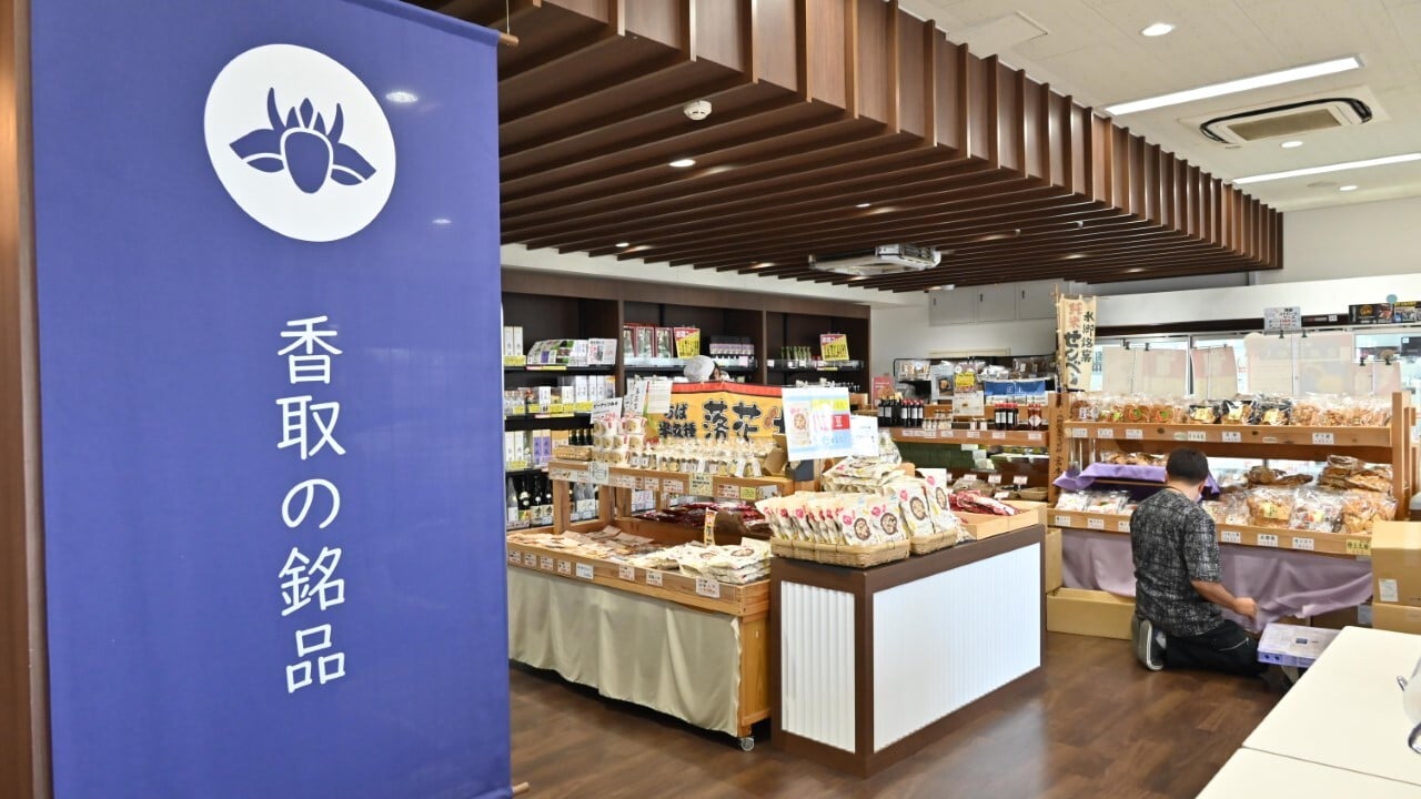 お土産売り場。香取市の名産品が充実。「水の郷さわら」でしか買えないのが写真のクッキーとハンドタオル。「あい娘ちゃんさつまいもクッキー」は水の郷さわらのスタッフが企画したロングセラー。香取市産の「あいこ」を使用している